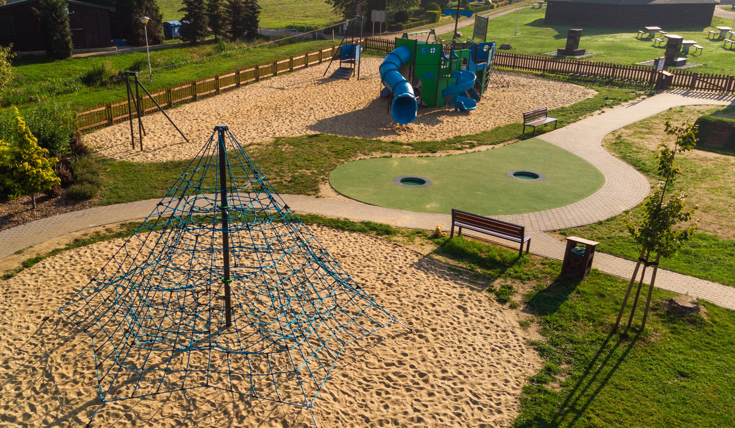 Nowoczesne zjeżdżalnie i urządzenia wspinaczkowe