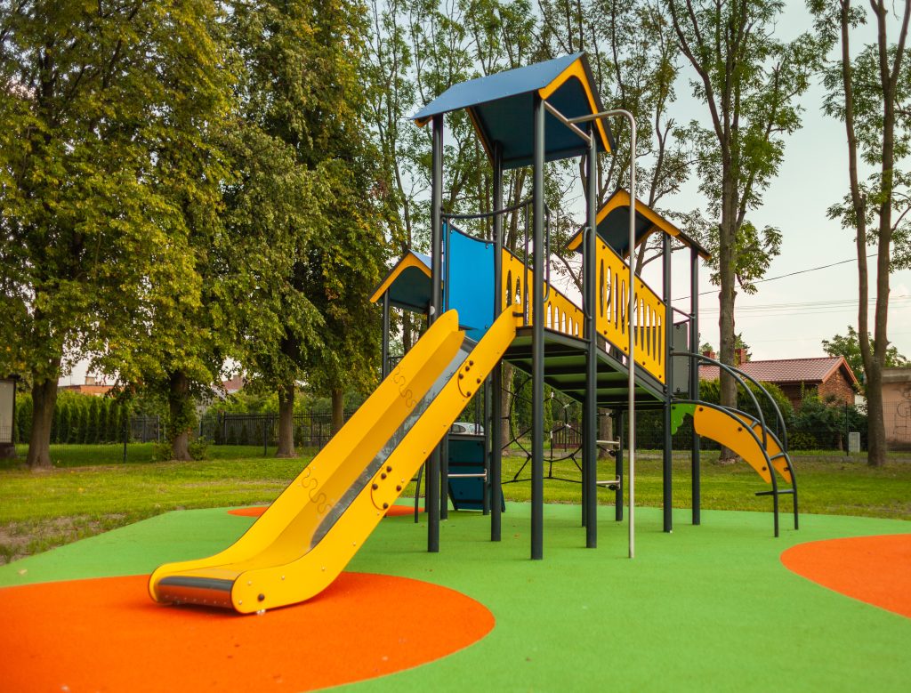 Nowoczesne zjeżdżalnie i urządzenia wspinaczkowe: jak projektować place zabaw, które naprawdę angażują?