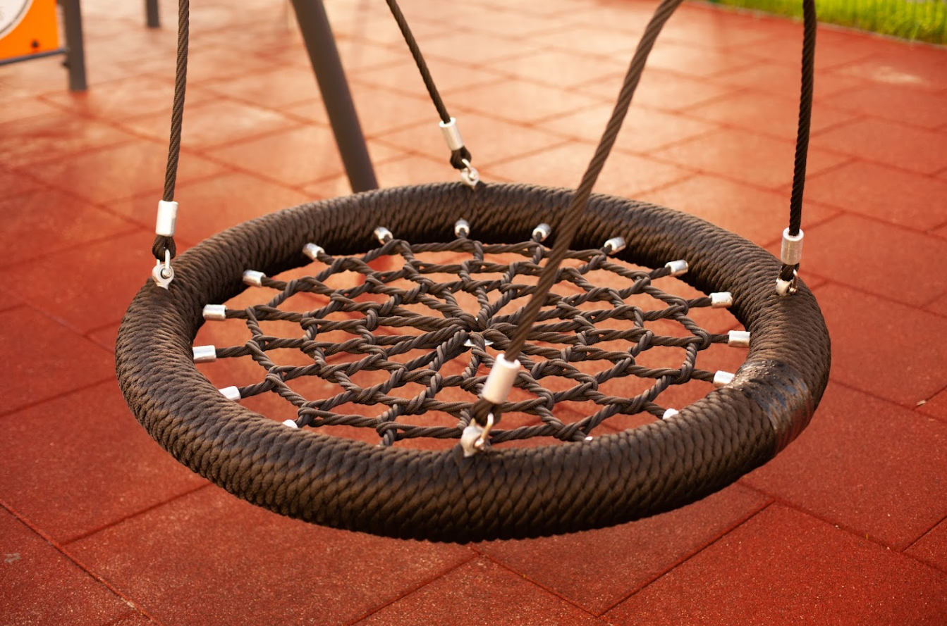 Nowoczesne huśtawki na placach zabaw - bocianie Gniazdo