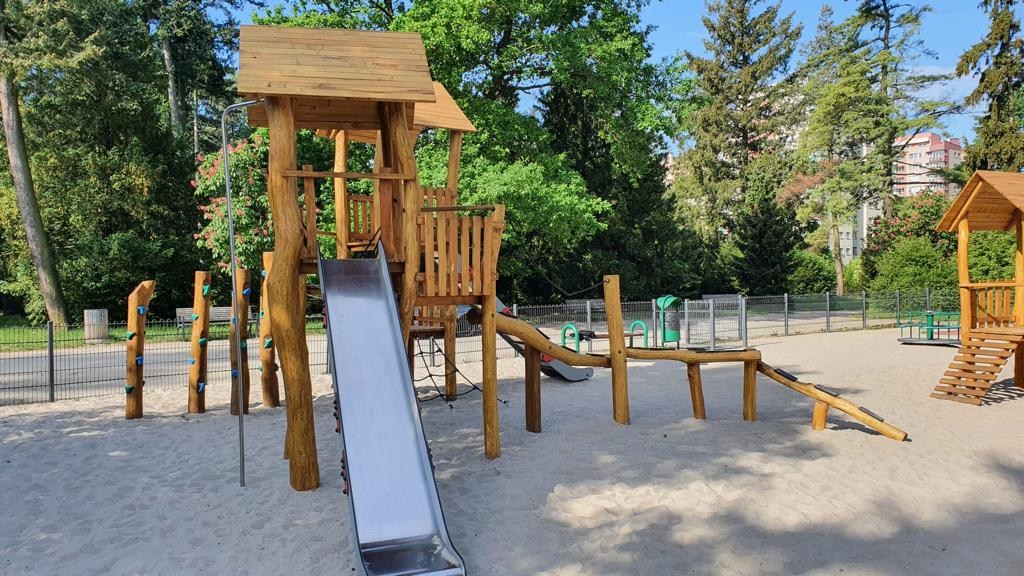 Naturalne place zabaw: przestrzenie, które rozwijają, łączą z przyrodą i inspirują do działania