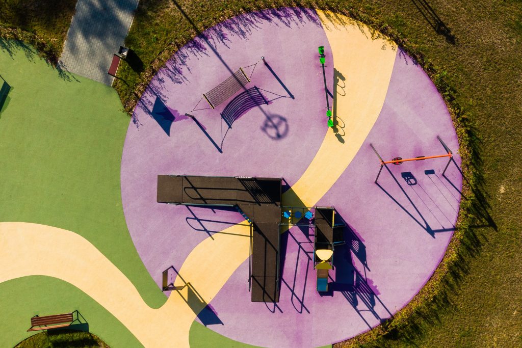 Plac zabaw dla każdego dziecka: jak tworzyć przestrzenie, które naprawdę łączą