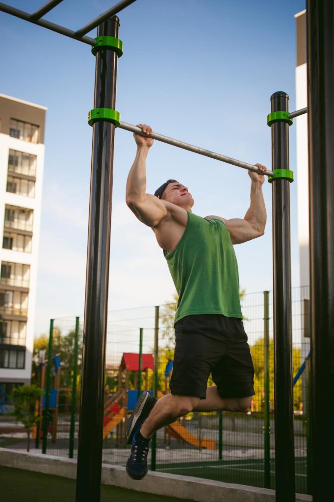 Od zera do pierwszego podciągnięcia: trening na drążkach street workout