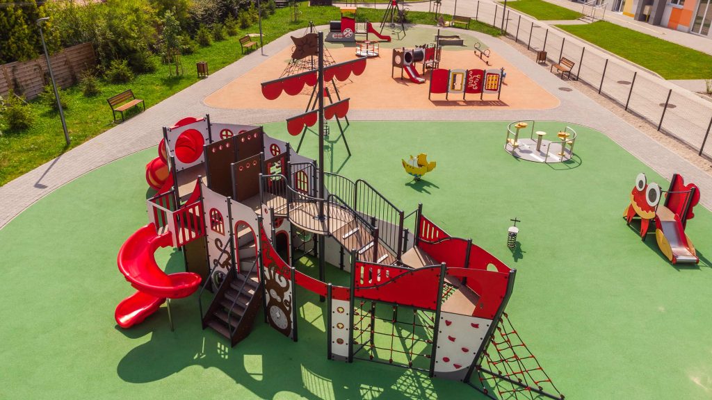 Strefa malucha i strefa starszaka: jak zaprojektować wielopokoleniowy plac zabaw?