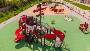 Strefa malucha i strefa starszaka: jak zaprojektować wielopokoleniowy plac zabaw?