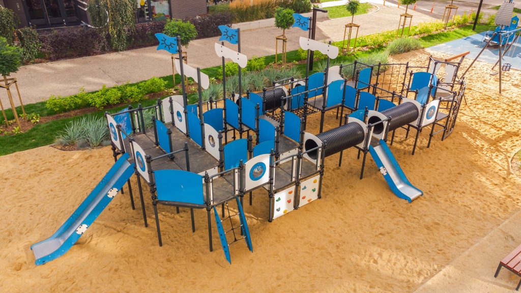 Jak urządzić plac zabaw, który pobudza wyobraźnię dziecka?