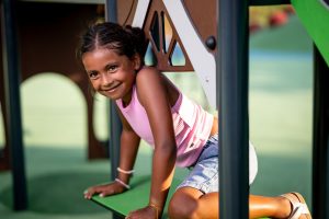 Mało miejsca, wiele radości: jak wybrać plac zabaw do niewielkiej przestrzeni?