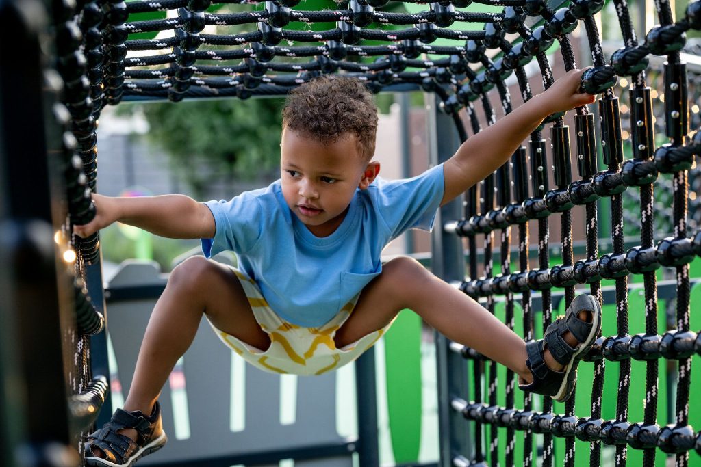 Mistrzowie równowagi – jakie urządzenia na placu zabaw najlepiej rozwijają koordynację?