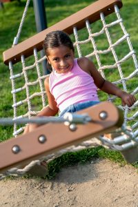 Rodzinne zabawy na placu zabaw: 5 konkurencji dla małych i dużych