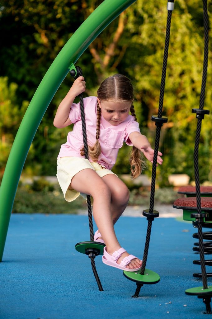 Mistrzowie równowagi – jakie urządzenia na placu zabaw najlepiej rozwijają koordynację?