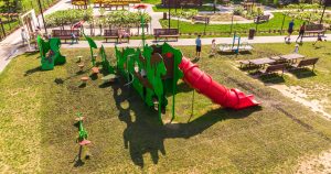 Jak stworzyć strefę relaksu przy placu zabaw? Wybierz odpowiednie meble miejskie