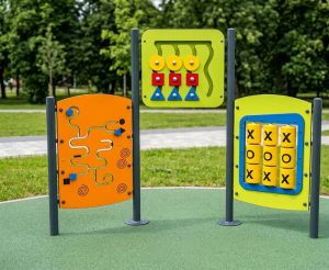 Tablice edukacyjne na placach zabaw – jak projektować przestrzeń, która wspiera rozwój dzieci?