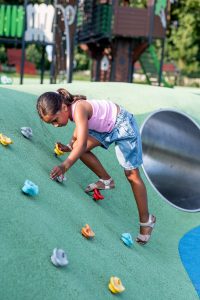 Bezpieczeństwo i przepisy – jakie normy musi spełniać plac zabaw w 2026 roku?