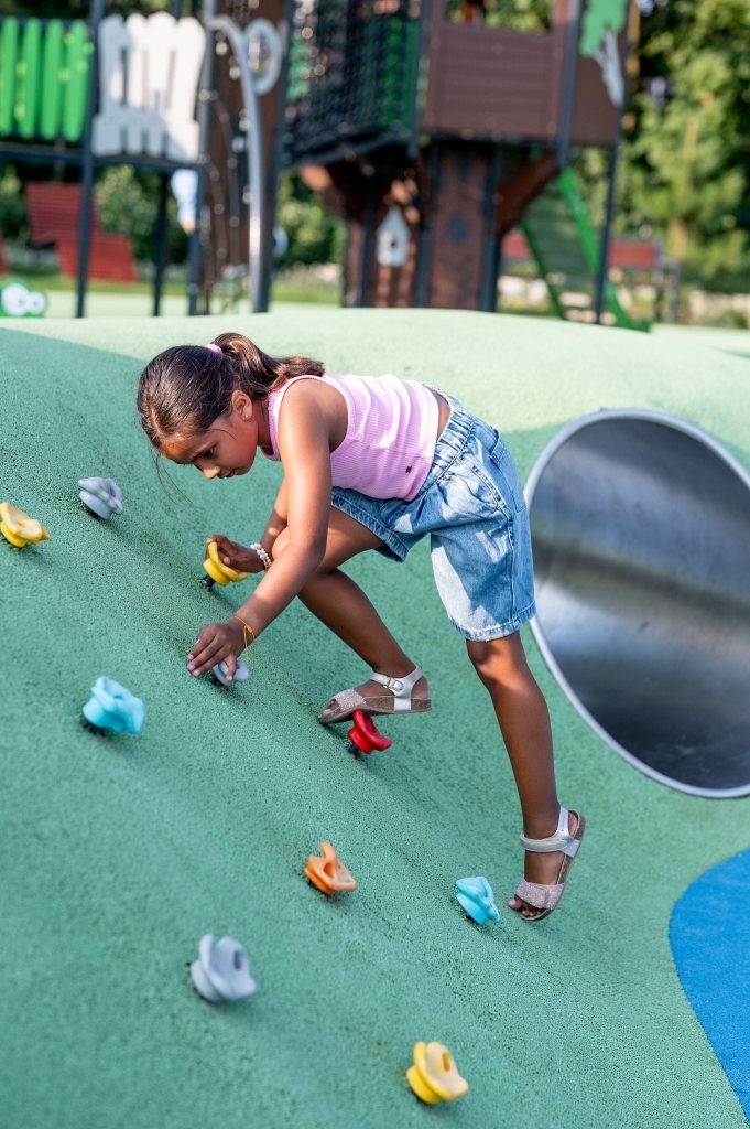 Bezpieczeństwo i przepisy – jakie normy musi spełniać plac zabaw w 2026 roku?