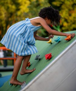 Piasek, guma czy trawa? Analiza bezpiecznych nawierzchni na place zabaw