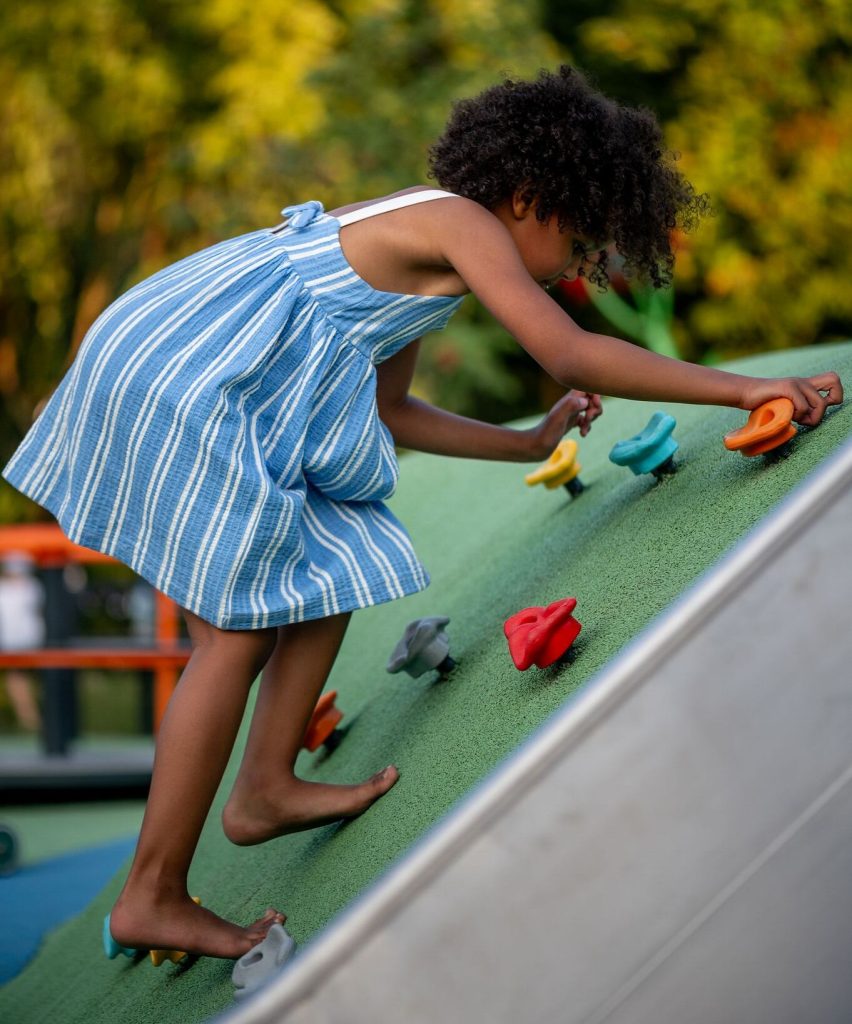 Piasek, guma czy trawa? Analiza bezpiecznych nawierzchni na place zabaw