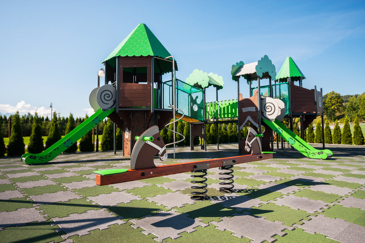 Plac zabaw z elementami wspinaczkowymi i zjeżdżalnią FreeKids